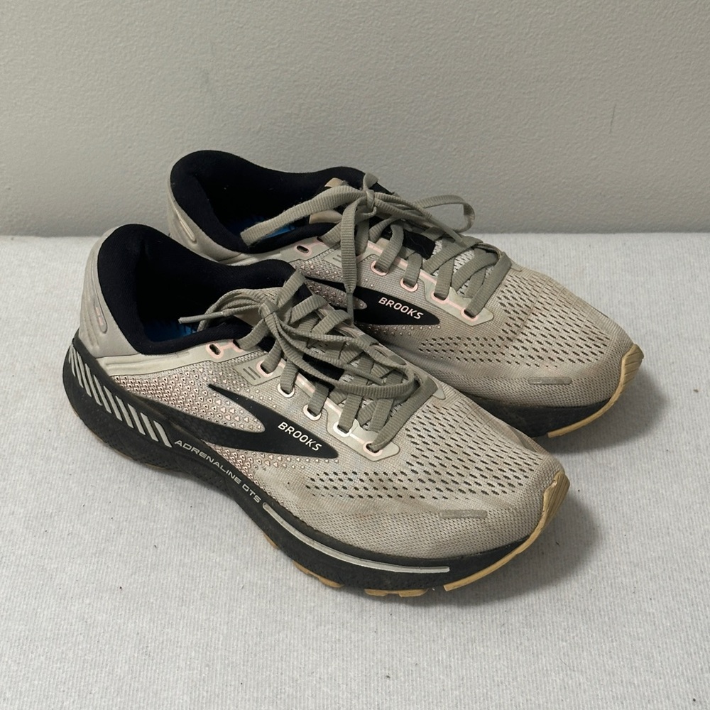 Brooks Adrenaline GTS 22 Women's Size 7.5 B (Medium) Running Shoes Gray